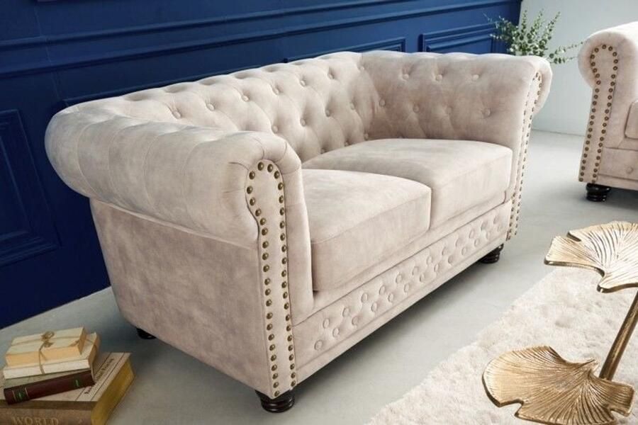 Invicta Interior Chesterfield 2-zitsbank 150 cm champagne beige fluwelen binnenvering met knoopstiksels 42311