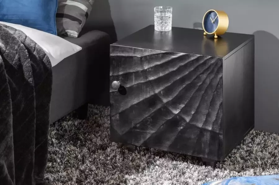 Invicta Interior Massief nachtkastje SCORPION 50 cm zwart mangohouten bijzettafeltje met 3D-houtsnijwerk 40430 - Foto 1
