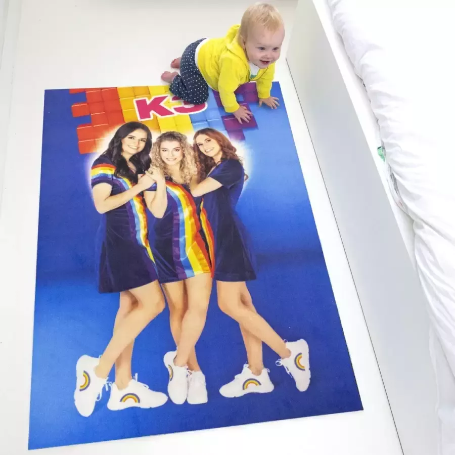 K3 Vloerkleed Kinderkamer met Julia Hanne en Marthe Tapijt Kinderkamer Voor Jongens en Meisjes Kindertapijt 90 x 130 cm Blauw Speelmat Speelkleed Deurmat Waterval Gemaakt in België Officiële Studio 100 Partner
