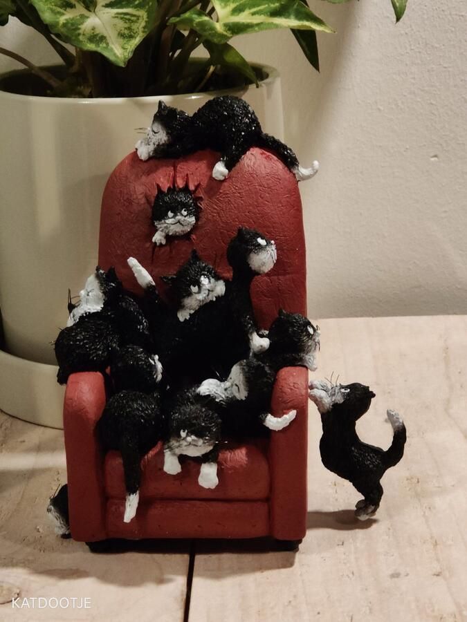 Katdootje Kittenbeeld Stoel vol katten