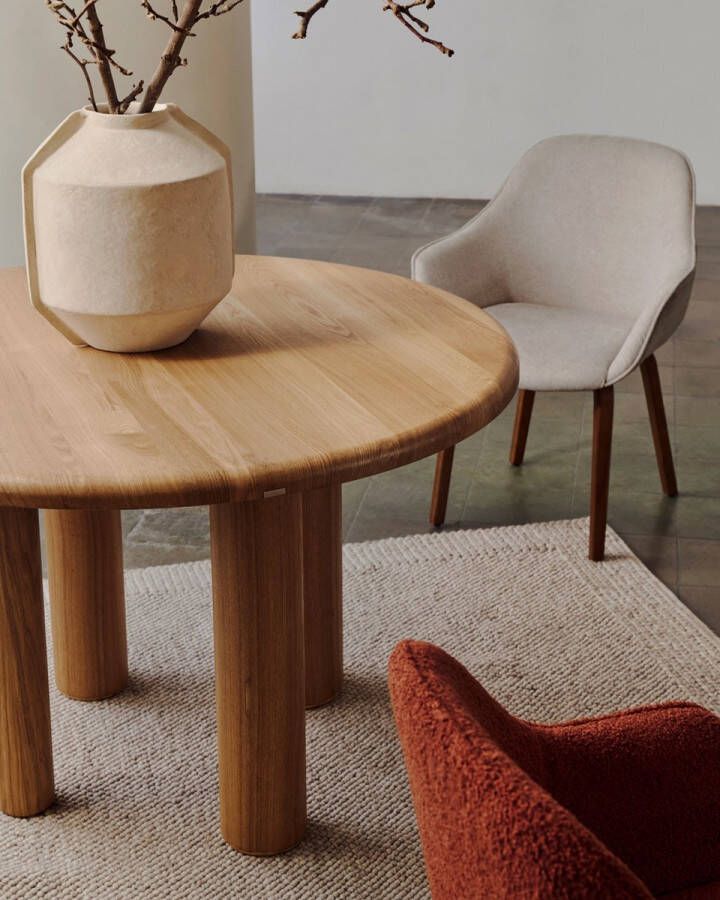Kave Home Aleli-stoel in beige chenille stof en massief essenhouten poten met natuurlijke walnoot-af - Foto 1