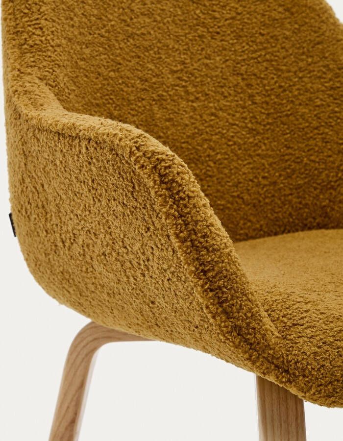 Kave Home Aleli-stoel in mosterdkleurige schapenvacht en massief essenhouten poten met natuurlijke a
