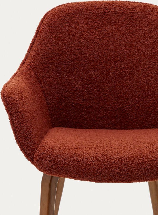 Kave Home Aleli-stoel in terracotta schapenvacht en massief essenhouten poten met natuurlijke walnoo - Foto 1
