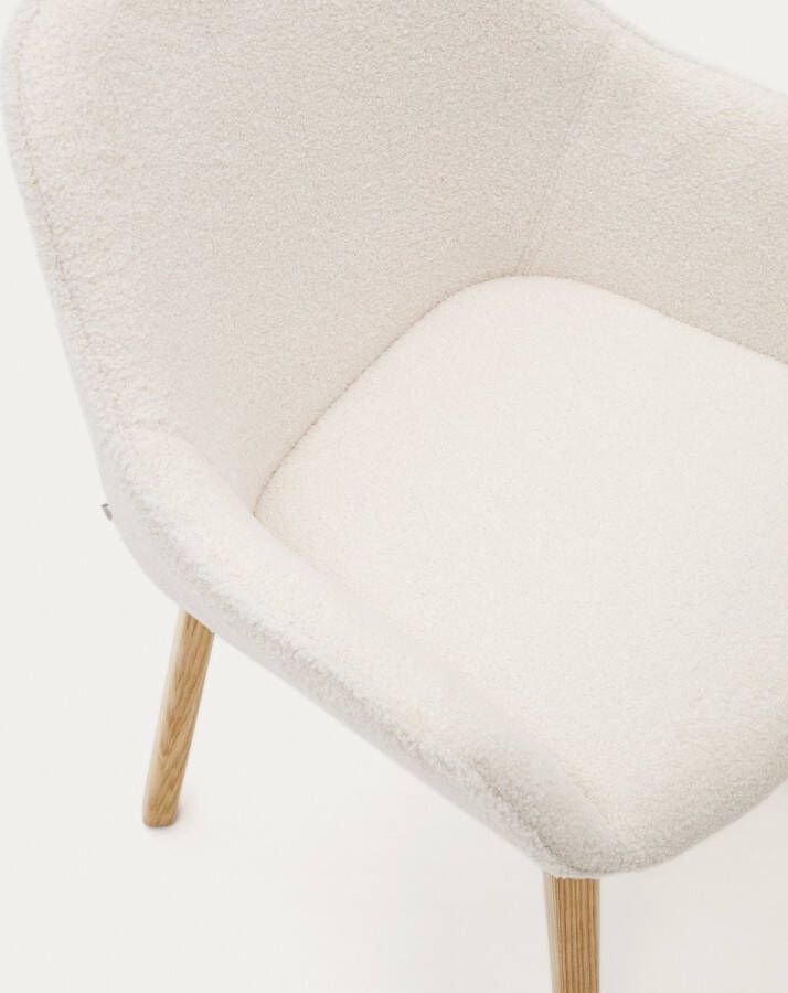 Kave Home Aleli-stoel in witte schapenvacht en massief essenhouten poten met natuurlijke afwerking