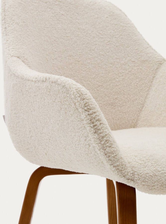 Kave Home Aleli-stoel in witte schapenvacht en massief essenhouten poten met natuurlijke walnoot-afw