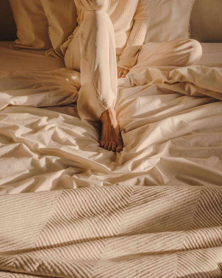 Kave Home Ciurana 100% katoenen ruche dekbedovertrek met natuurlijke kant voor bed 180 200 cm