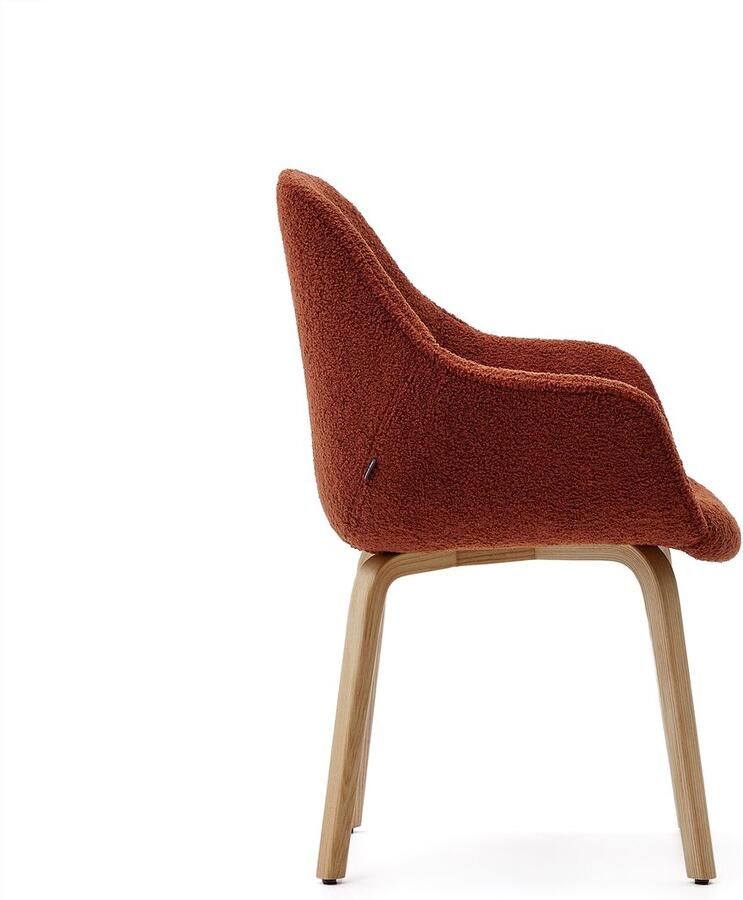 Kave Home Aleli-stoel in terracotta schapenvacht en massief essenhouten poten met natuurlijke afwerk