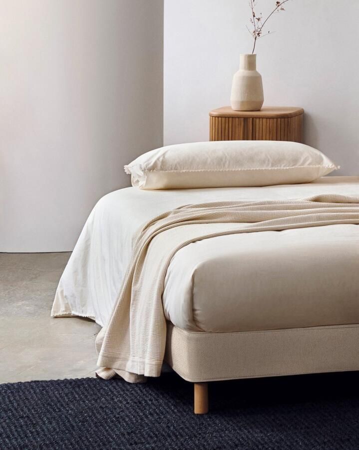 Kave Home Bedbodem Ofelia met afneembare beige bekleding en massief beukenhouten poten voor een matr