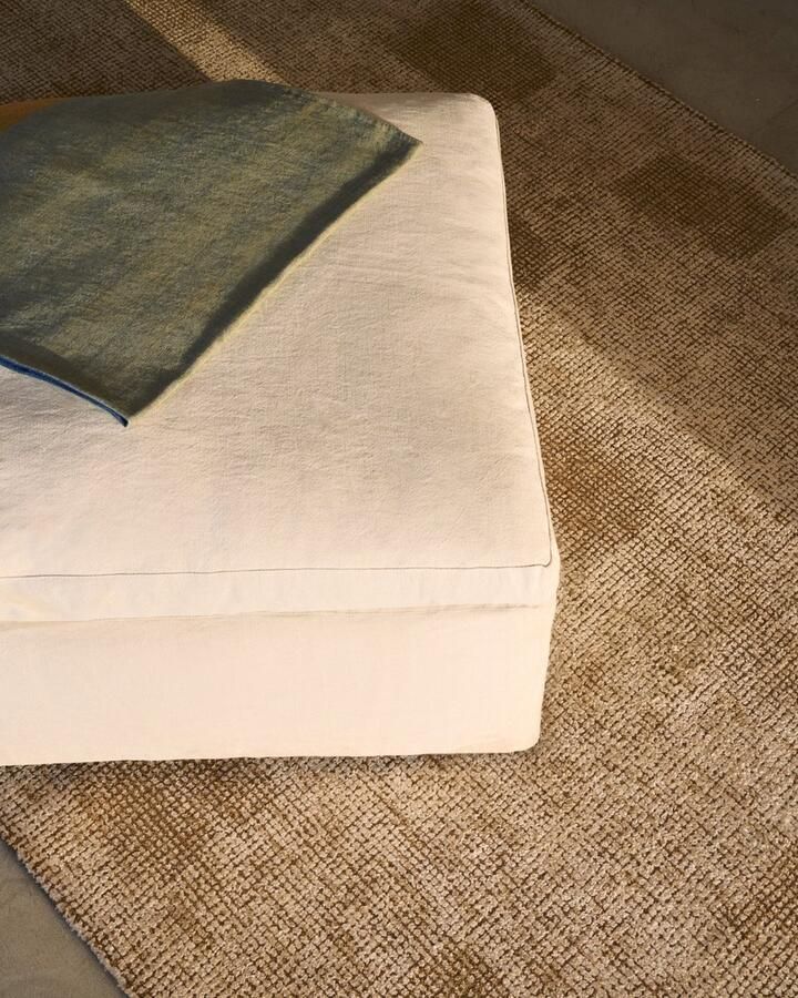 Kave Home Beige voetenbankje Zenira met kussen met afneembare hoes van katoen en linnen 90 x 90 cm