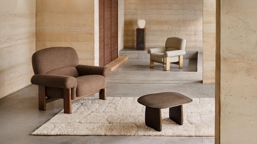 Kave Home Cabana fauteuil in beige chenille en poten van massief essenhout in naturel afwerking FSC