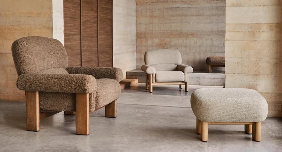 Kave Home Cabana voetenbankje in taupe bouclé en poten van massief essenhout in noten afwerking 65x5