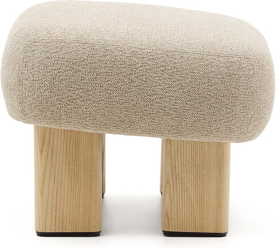 Kave Home Cabana voetenbankje in beige chenille en poten van massief essenhout in naturel afwerking
