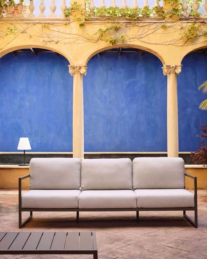 Kave Home Comova 3-zitsbank voor buiten in lichtgrijs en groen aluminium 222 cm