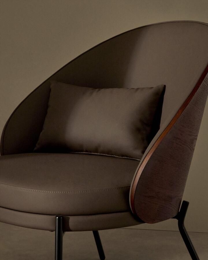 Kave Home Eamy fauteuil bruin kunstleer essenfineer en afwerking in noten en zwart metaal