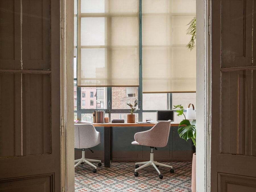 Kave Home Einara roze bureaustoel en poten van staal in mat wit - Foto 3