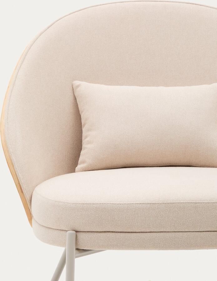Kave Home Fauteuil Eamy in beige chenille essenhoutfineer met natuurlijke afwerking en beige metaal