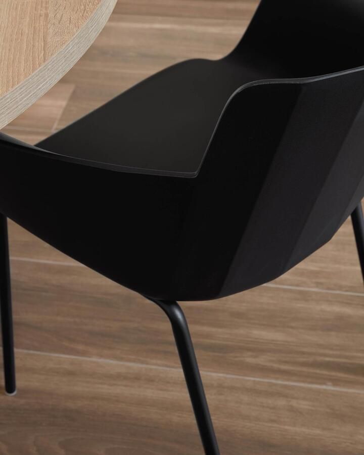 Kave Home Hannia stoel zwart met armleuningen en zwart stalen poten