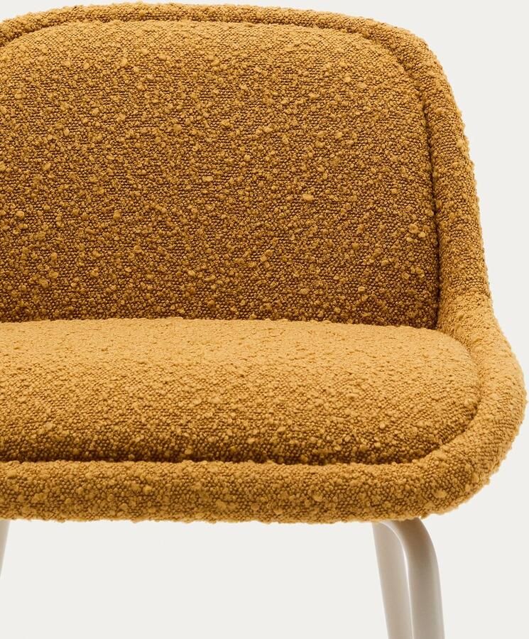 Kave Home Krukje Aimin van mosterdkleurige teddy-stof en beige geverfde stalen poten 65 cm FSC Mix C