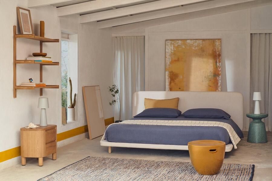 Kave Home Odum bed met afneembare beige micro-bouclé bekleding en massief beukenhouten poten 90 x 20