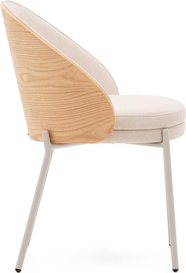 Kave Home Stoel Eamy in beige chenille essenhoutfineer met natuurlijke afwerking en beige metaal