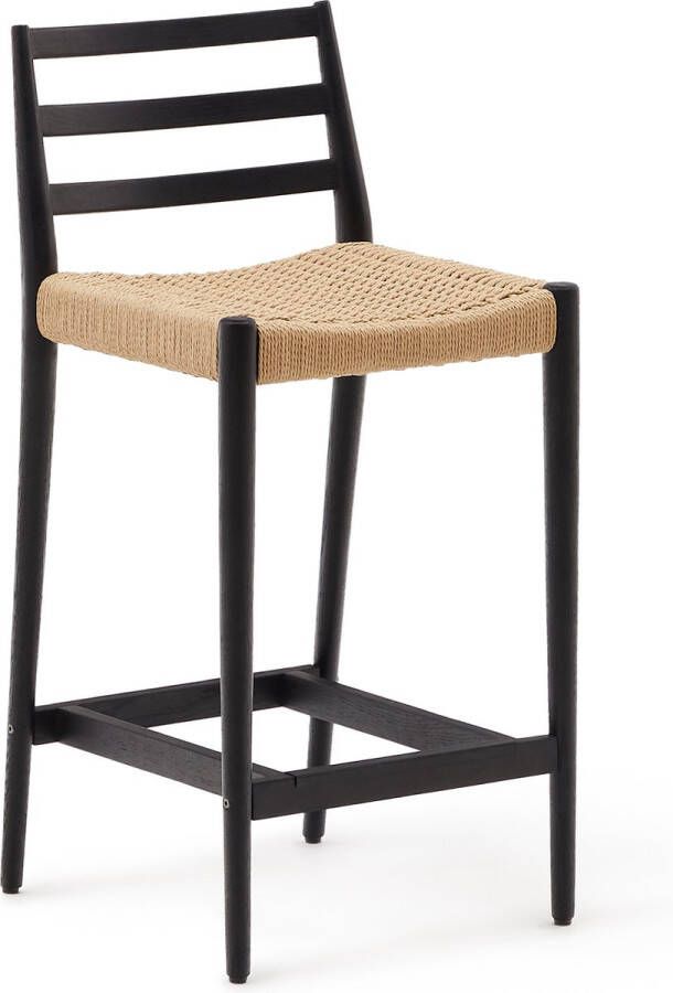 Kave Home Kruk Analy met massief eikenhouten rugleuning zwarte afwerking en zitting van touw 70cm F