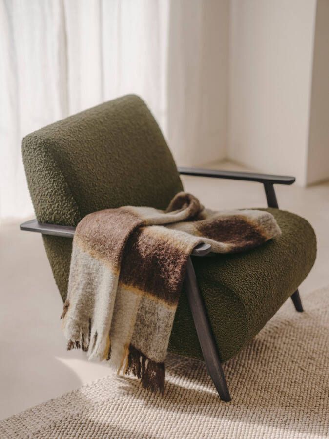 Kave Home Meghan fauteuil van groen fleece met massief essenhouten poten in een wengé afwerking - Foto 1