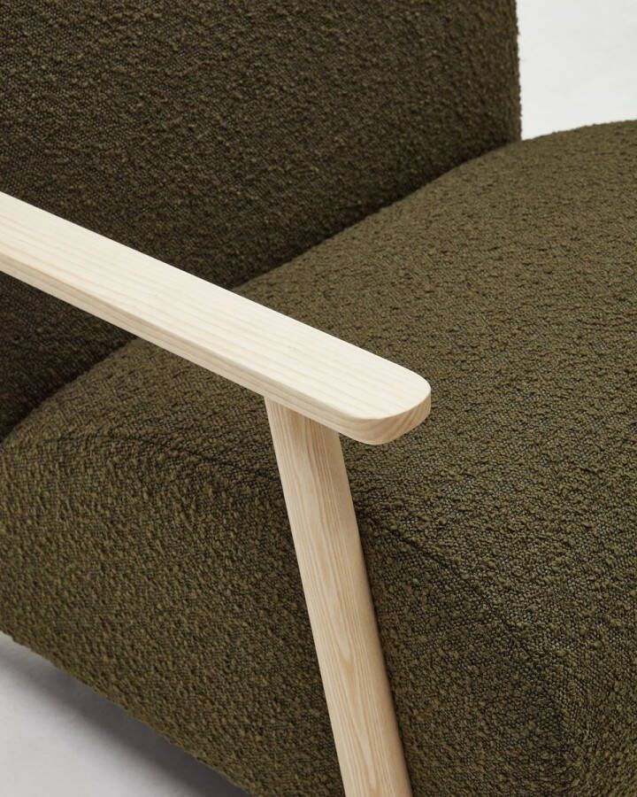 Kave Home Meghan fauteuil van groen fleece met massief essenhouten poten in natuurlijke afwerking