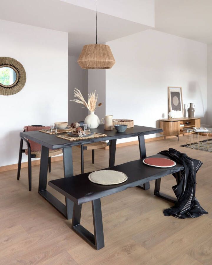 Kave Home Nina stoel in massief acaciahout met zwarte afwerking en beige papieren koord