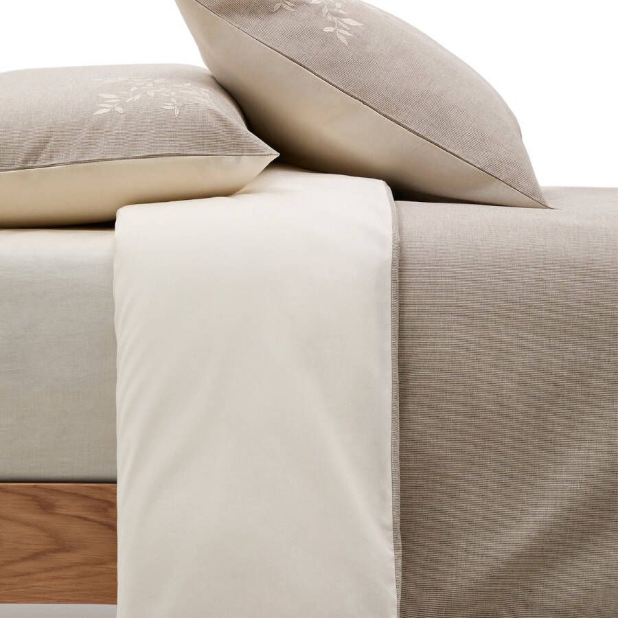 Kave Home Sotela set dekbedovertrek en kussensloop geborduurde strepen 100% katoen beige perkal bed
