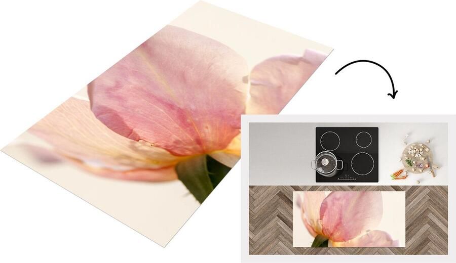 KitchenYeah Keukenloper Loper keuken Een nog jonge en gevoelige roze roos met witte achtergrond 120x60 cm Keukenloper vinyl