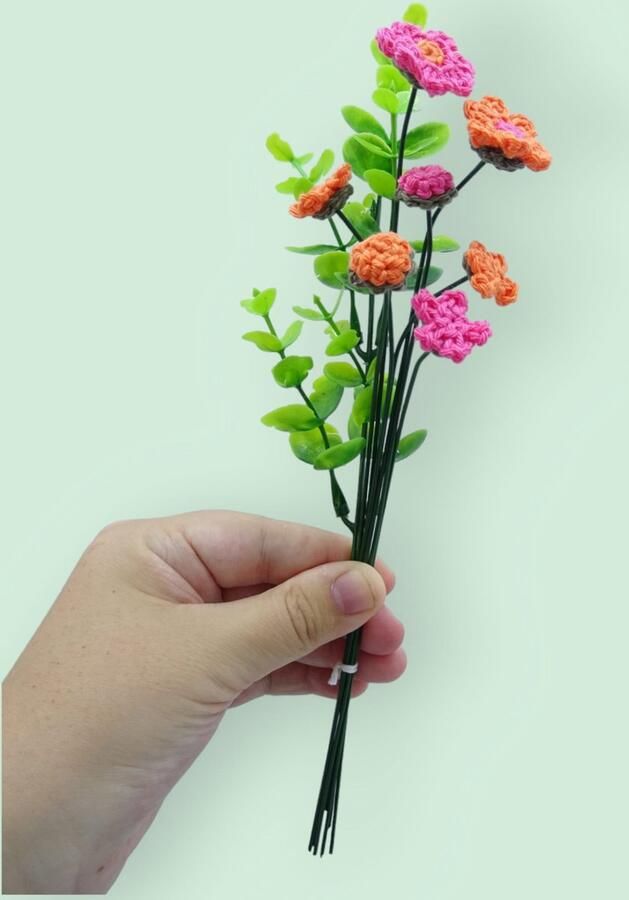 Knuffelsenzo Gehaakt klein boeket roze met oranje Bloemetjes Bureau Tafelboeket Roos Decoratie Sfeer Inrichting Feest Cadeau Vrouw Man Groen Boeket Kunstbloem Duurzaam - Foto 2