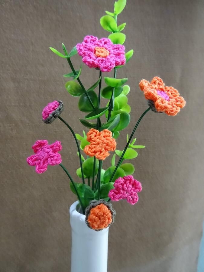 Knuffelsenzo Gehaakt klein boeket roze met oranje Bloemetjes Bureau Tafelboeket Roos Decoratie Sfeer Inrichting Feest Cadeau Vrouw Man Groen Boeket Kunstbloem Duurzaam