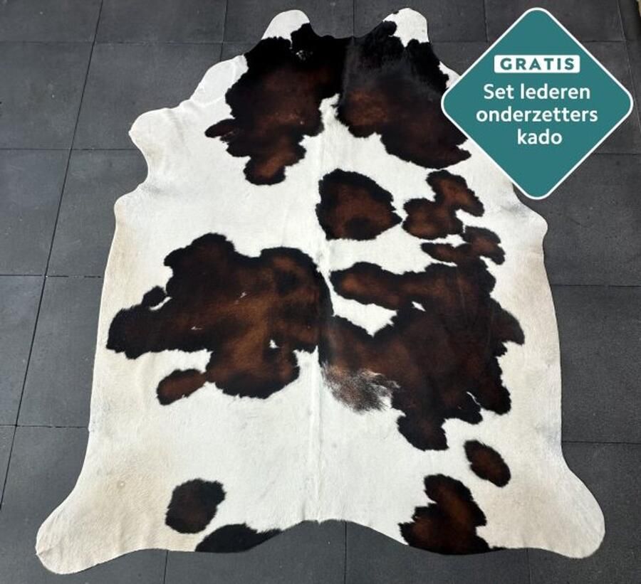 Koeienhuidkopen.nl GIGANTISCHE 250x200 cm tricolore koeienhuid vloerkleed ENORM koeienkleed tapijt tricolor koeienvel groot Gevlekte XXXL dierenhuid dierenvel bruin koehuid tapijt