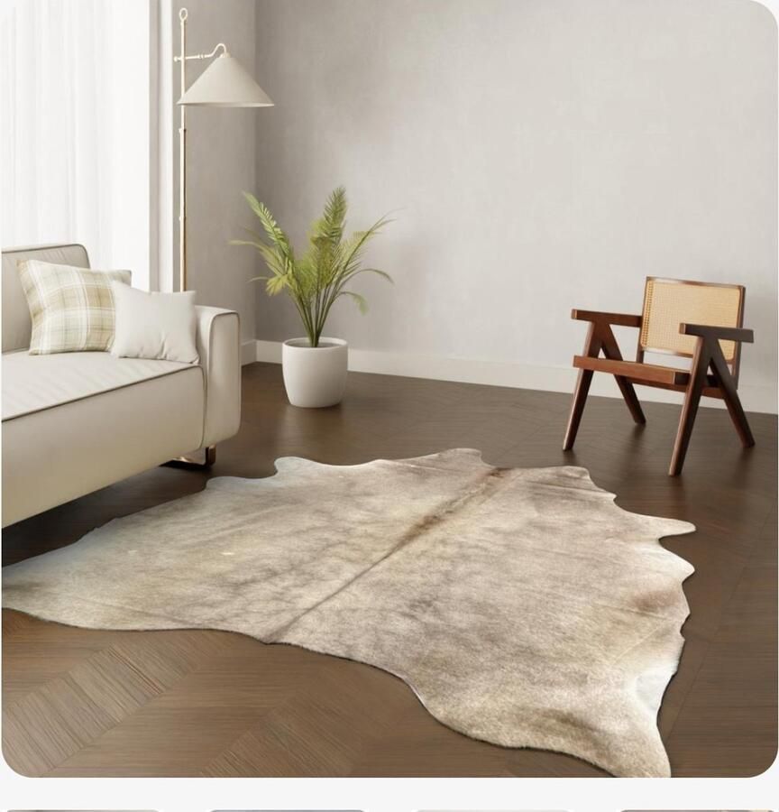 Koeienhuidkopen.nl XL taupe koeienhuid vloerkleed Koeienkleed tapijt taupe beige koeienvel groot toop dierenhuid dierenvel lichtbruin koehuid tapijt
