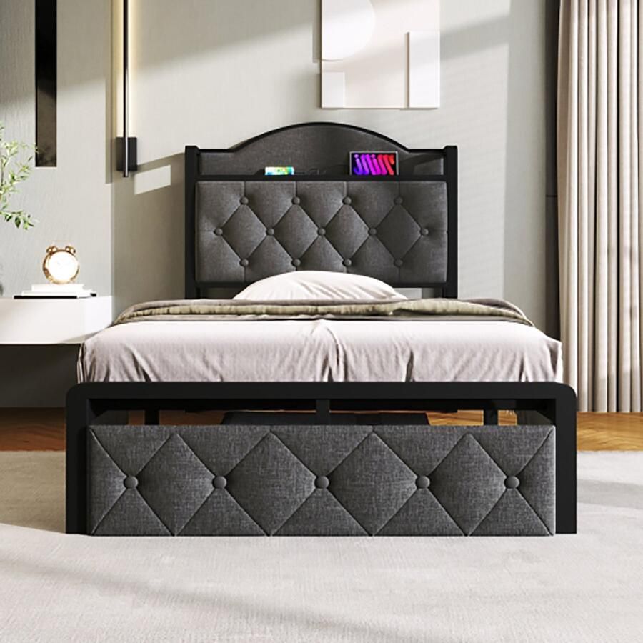 KOMHTOM Eenpersoonsbed 90x200 cm Bed voor volwassenen Gestoffeerd bed met opladen via USB Type C en laden Grijs Met matras