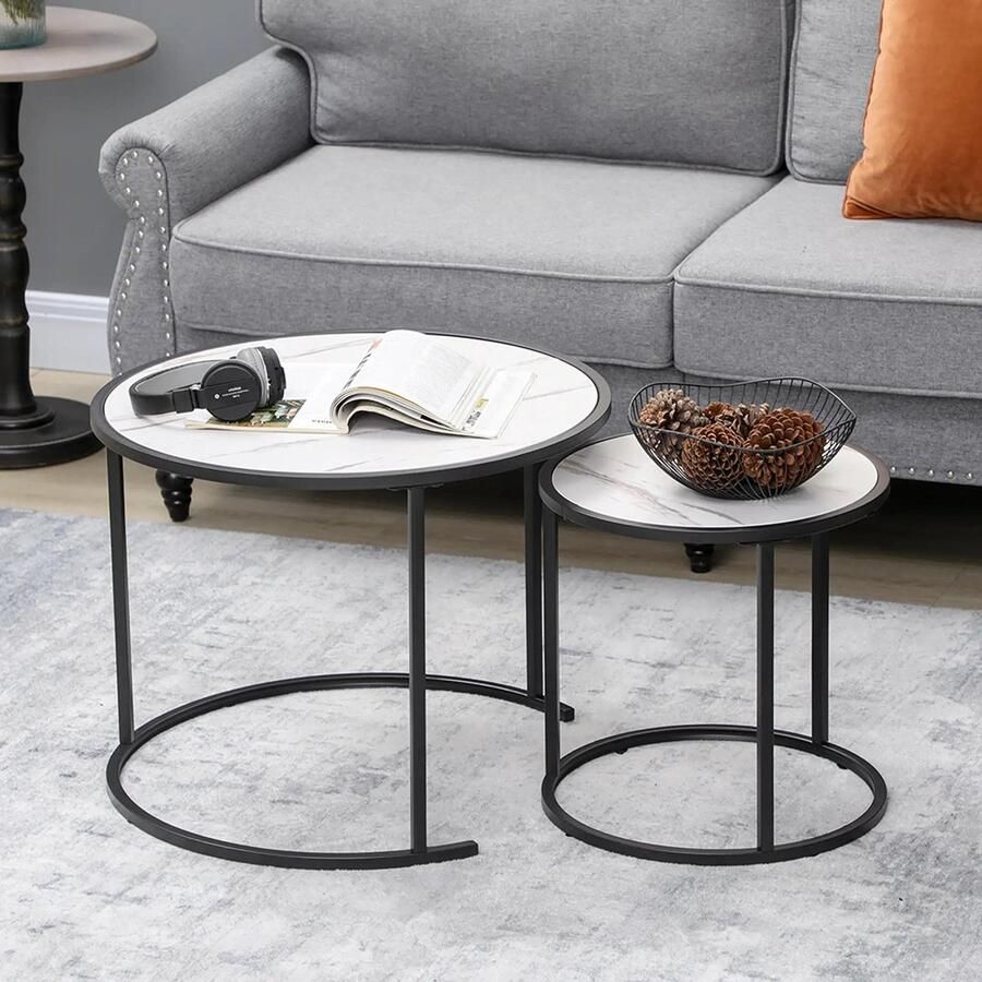 KOMHTOM Set van 2 stapelbare ronde bijzettafels met stapelbaar onderstel. Houten blad met marmerlook en zwarte metalen poten