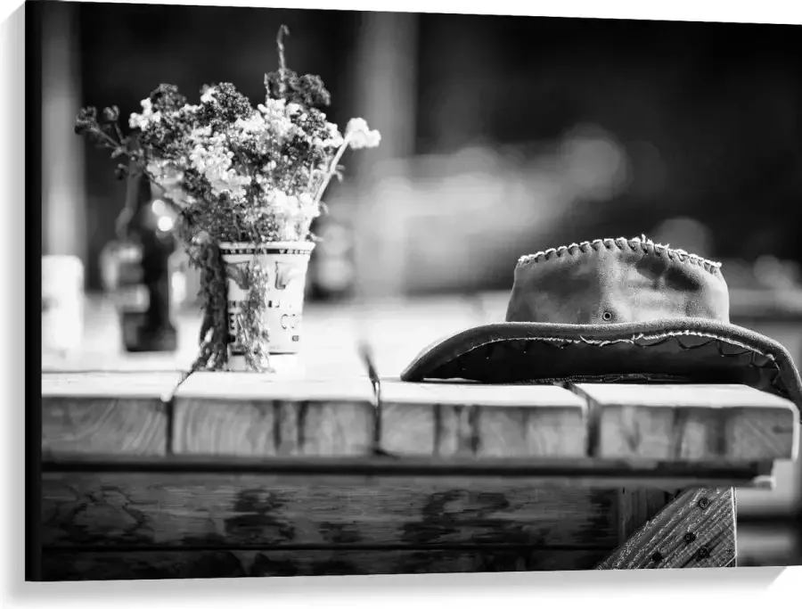 KuijsFotoprint Canvas Bloemboeket met Hoed op Tafel (zwart wit) 100x75cm Foto op Canvas Schilderij (Wanddecoratie op Canvas)