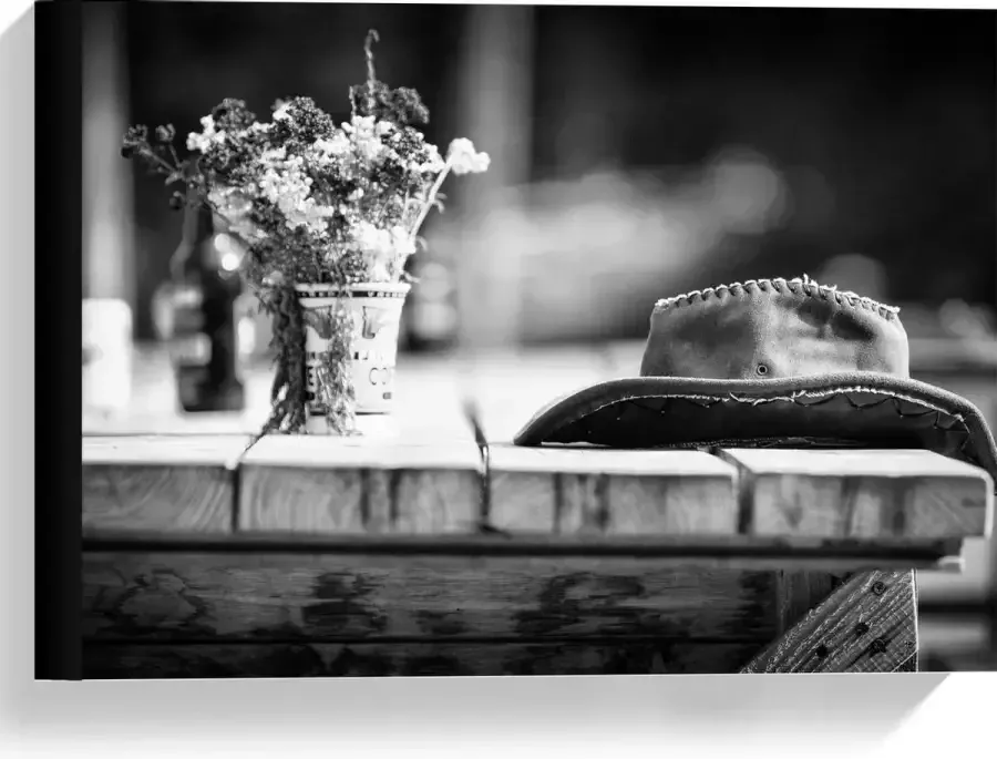 KuijsFotoprint Canvas Bloemboeket met Hoed op Tafel (zwart wit) 40x30cm Foto op Canvas Schilderij (Wanddecoratie op Canvas)