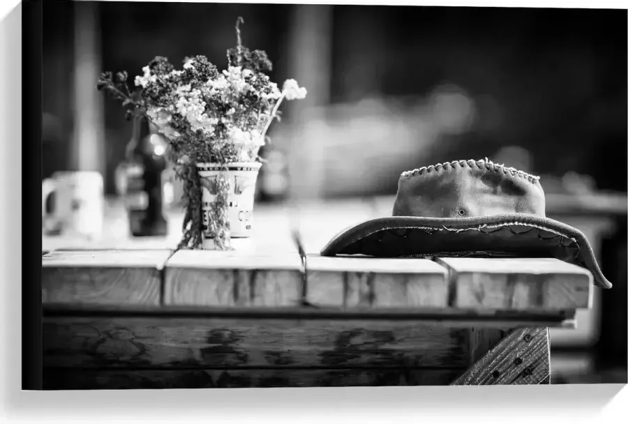 KuijsFotoprint Canvas Bloemboeket met Hoed op Tafel (zwart wit) 60x40cm Foto op Canvas Schilderij (Wanddecoratie op Canvas)
