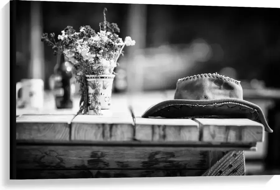KuijsFotoprint Canvas Bloemboeket met Hoed op Tafel (zwart wit) 90x60cm Foto op Canvas Schilderij (Wanddecoratie op Canvas)