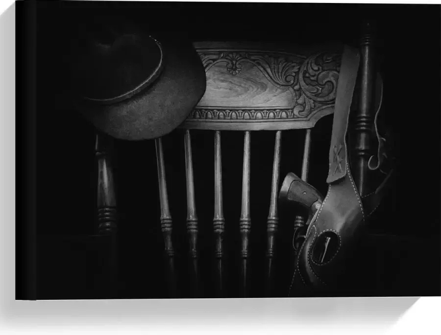 KuijsFotoprint Canvas Geweer en Hoed op Houten Stoel Zwart Wit 40x30cm Foto op Canvas Schilderij (Wanddecoratie op Canvas)