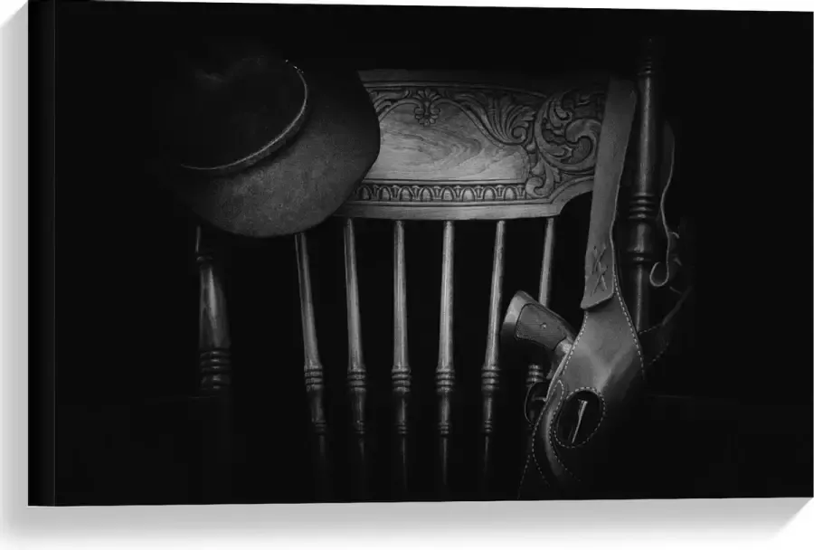 KuijsFotoprint Canvas Geweer en Hoed op Houten Stoel Zwart Wit 60x40cm Foto op Canvas Schilderij (Wanddecoratie op Canvas)