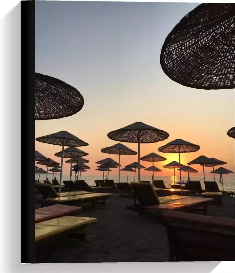 KuijsFotoprint Canvas Ligbedjes met Rieten Parasols 30x40cm Foto op Canvas Schilderij (Wanddecoratie op Canvas)