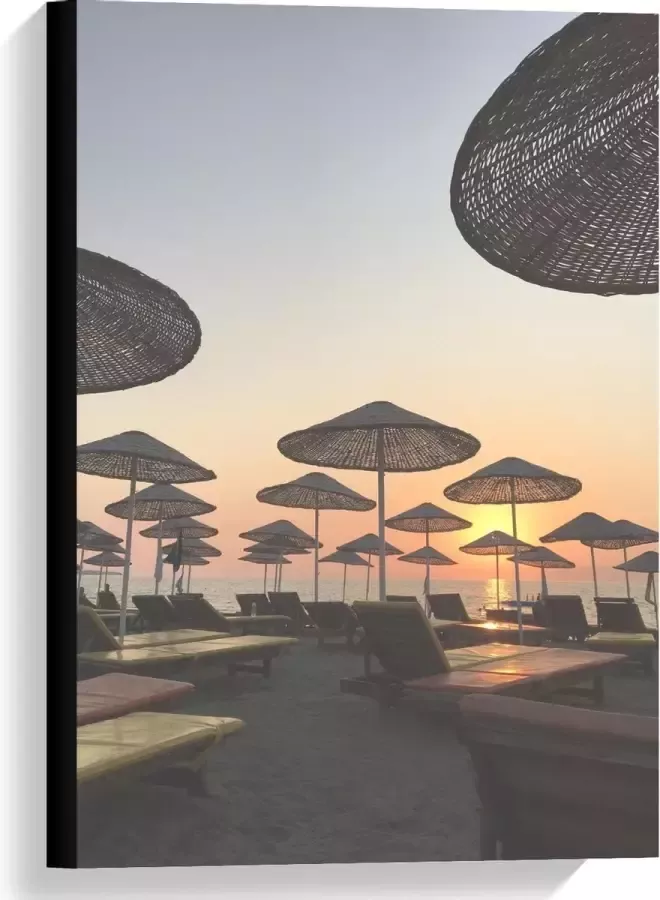 KuijsFotoprint Canvas Ligbedjes met Rieten Parasols 40x60cm Foto op Canvas Schilderij (Wanddecoratie op Canvas)