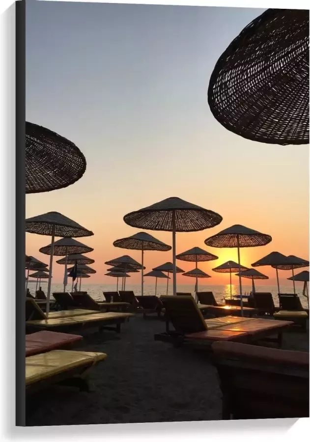 KuijsFotoprint Canvas Ligbedjes met Rieten Parasols 60x90cm Foto op Canvas Schilderij (Wanddecoratie op Canvas)
