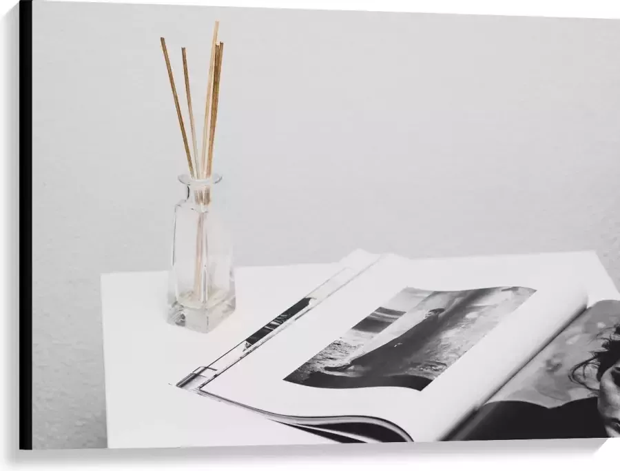 KuijsFotoprint Canvas Magazine Op een Witte Tafel Met Geurstokjes 100x75cm Foto op Canvas Schilderij (Wanddecoratie op Canvas)