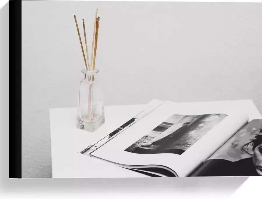 KuijsFotoprint Canvas Magazine Op een Witte Tafel Met Geurstokjes 40x30cm Foto op Canvas Schilderij (Wanddecoratie op Canvas)