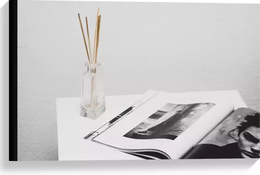 KuijsFotoprint Canvas Magazine Op een Witte Tafel Met Geurstokjes 60x40cm Foto op Canvas Schilderij (Wanddecoratie op Canvas)