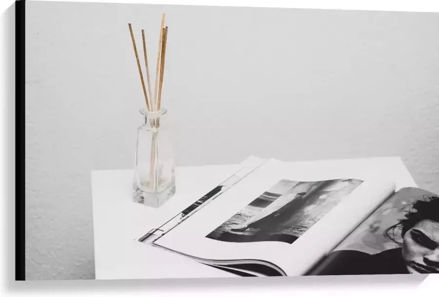 KuijsFotoprint Canvas Magazine Op een Witte Tafel Met Geurstokjes 90x60cm Foto op Canvas Schilderij (Wanddecoratie op Canvas)