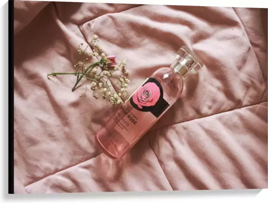KuijsFotoprint Canvas Roze Bodymist op Bed 100x75cm Foto op Canvas Schilderij (Wanddecoratie op Canvas)